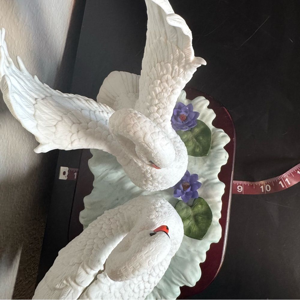 Westminster Collection White Handpainted Porcelain Swans Figurine and Stand - Picture 9 of 9